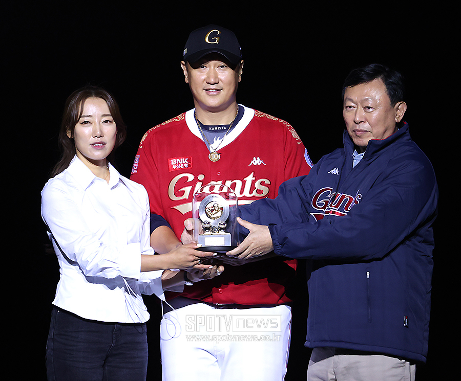 [포토S] 신동빈 회장, 이대호-신혜정 부부에게 반지 선물