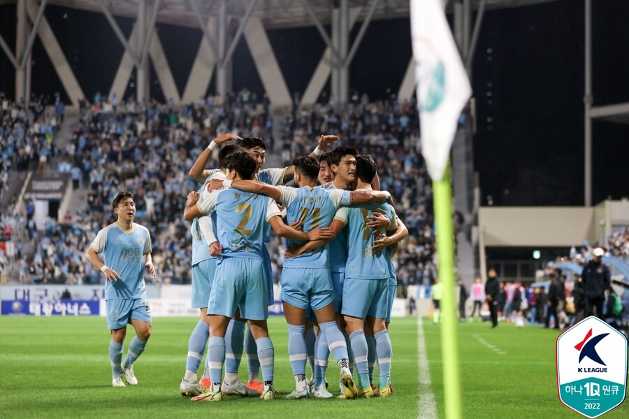 ▲ 대구FC가 홍정운의 결승골로 수원FC에 2-1로 이겼다. 수원FC는 이승우가 골맛을 봤다. ⓒ한국프로축구연맹