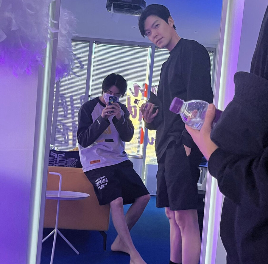 김우빈, ♥신민아를 놔두고 어떻게 이럴 수 있나…연휴를 절친과 보냈네