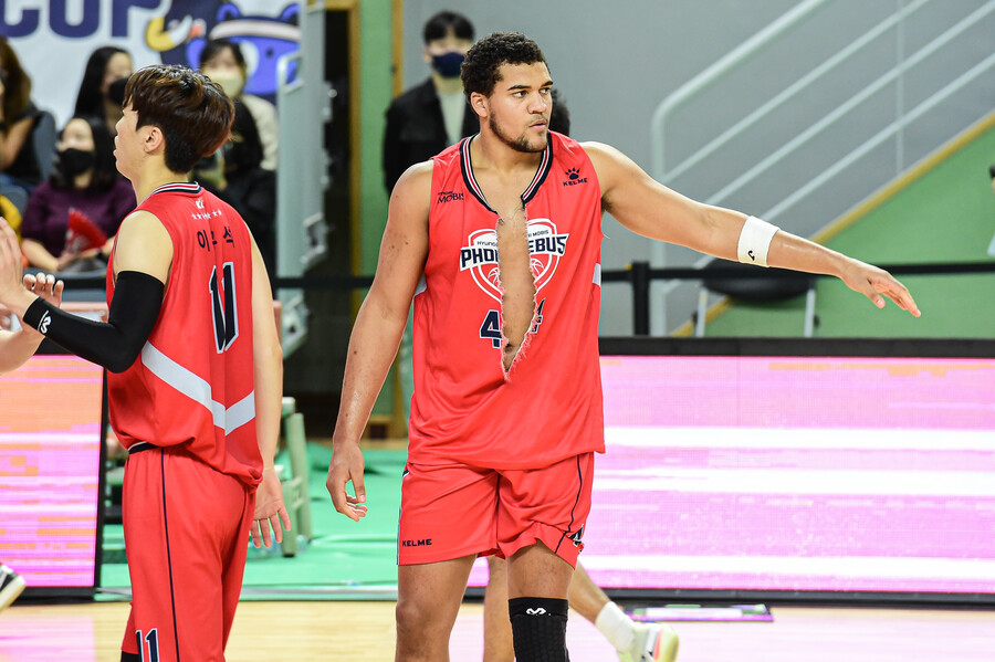 ▲ 컵 대회 경기 후 유니폼을 찢은 게이지 프림 ⓒKBL