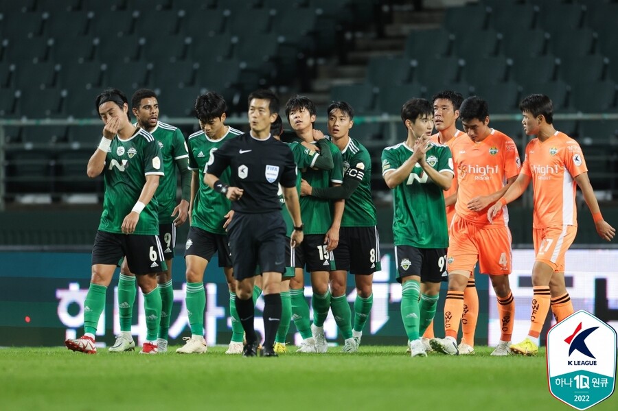 ▲ 전북 현대가 11일 홈 구장에서 강원FC에 선제골을 넣고 기뻐하고 있다 ⓒ한국프로축구연맹