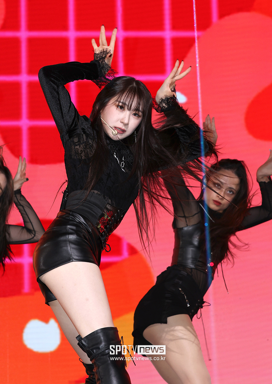 이채연 “ITZY 채령과 대외비도 공유…솔로 데뷔 조언도 해줘"