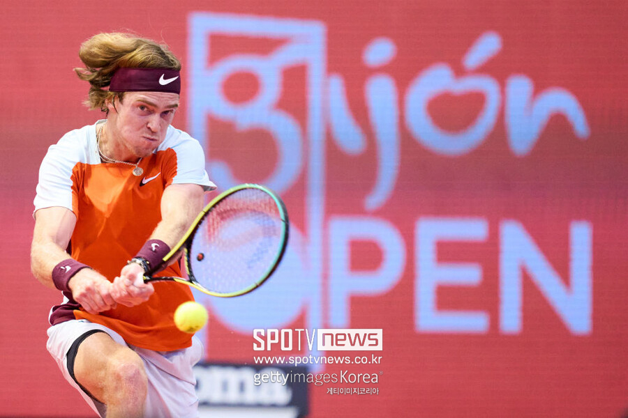▲ 안드레이 루블레프가 2022 ATP 투어 히혼 오픈에서 경기를 펼치고 있다.