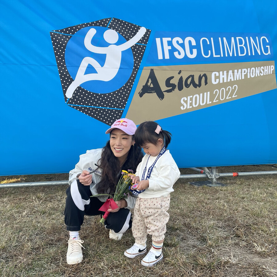 ▲ 2022 국제스포츠클라이밍연맹(IFSC) 아시아선수권대회 여자 리드 부문에서 동메달을 따낸 뒤 딸과 기쁨을 나누는 김자인 ⓒ올댓스포츠