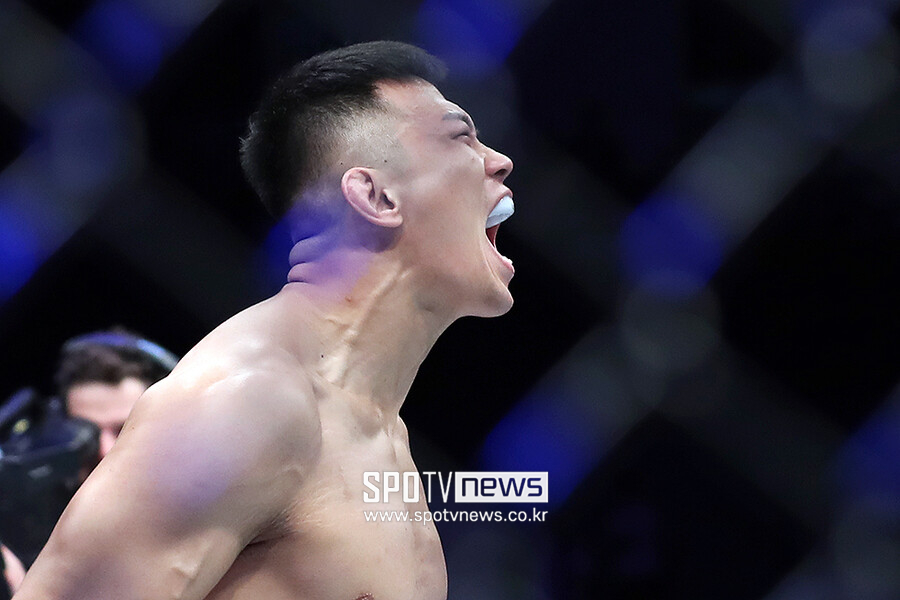 ▲ 정다운이 2019년 12월 UFC 부산 대회에서 KO승을 거두고 포효하고 있다.  ⓒ스포티비뉴스DB