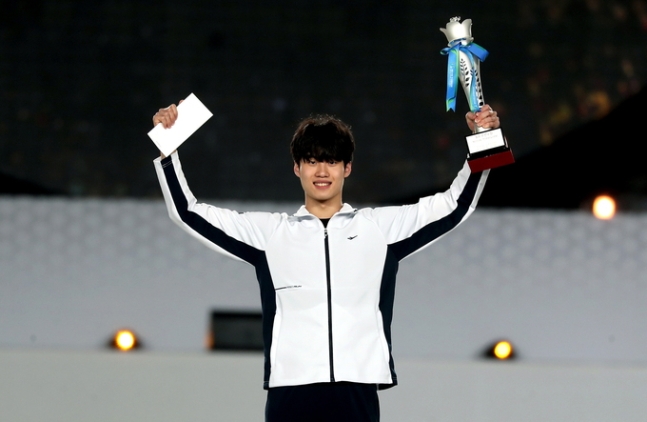 ▲ 제103회 전국체육대회 최우수선수(MVP)로 선정된 황선우 ⓒ대한체육회