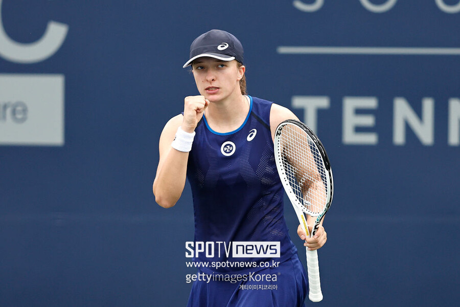 ▲ 이가 시비옹테크가 2022 WTA 투어 샌디에이고 오픈 16강전에서 득점을 올린 뒤 주먹을 불끈 쥐고 있다.