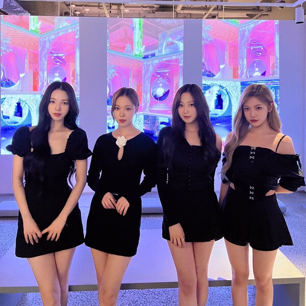 ▲ 미국 소더비 뉴욕 본사에서 개최된 '아이 걸즈' 특별전에 참석한 에스파. 제공|SM엔터테인먼트