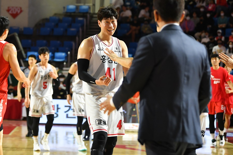 '주전 5명 전원 두 자릿수 득점' KGC, '디펜딩 챔피언' SK 제압