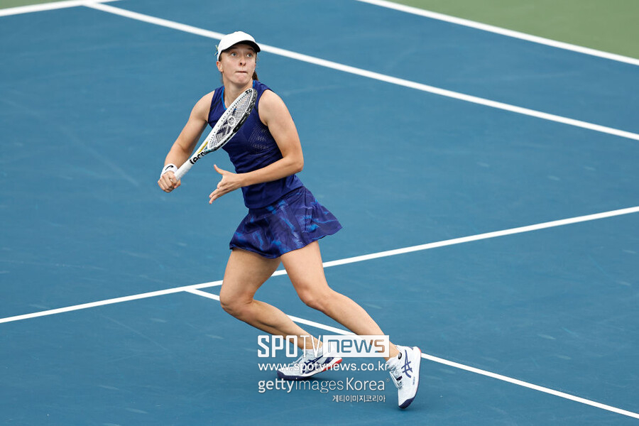 ▲ 이가 시비옹테크가 2022 WTA 투어 단식 준결승전에서 경기를 펼치고 있다.