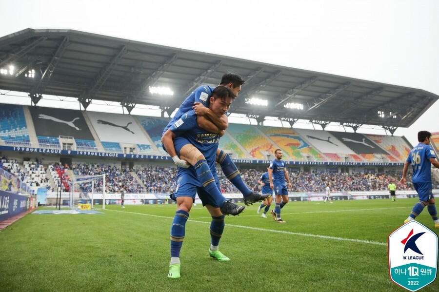▲ 오현규의 득점에 기뻐하는 안병준. ⓒ한국프로축구연맹