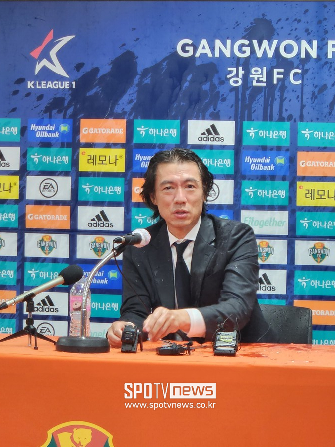 ▲ 김민준, 설영우로부터 생수를 시원하게 맞은 홍명보 울산 현대 감독