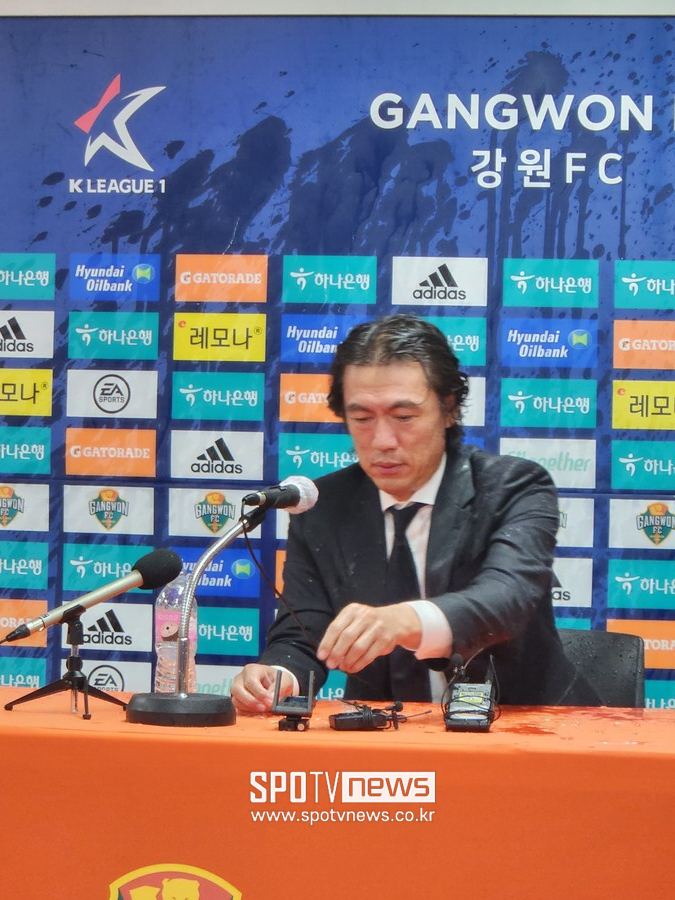 ▲ 경기 후 기자회견에서 설영우, 김민준의 생수 세례를 받고 젖은 홍명보 감독