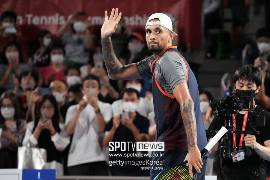 ▲ 2022 ATP 투어 라쿠텐 일본 오픈에서 경기를 마친 뒤 관중들의 환호에 답례하는 닉 키리오스