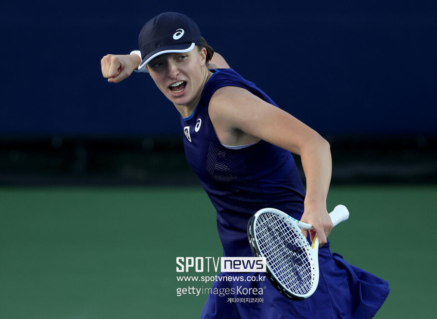 ▲ 이가 시비옹테크가 2022 WTA 투어 샌디에이고 오픈 단식 결승전에서 득점을 올린 뒤 환호하고 있다.