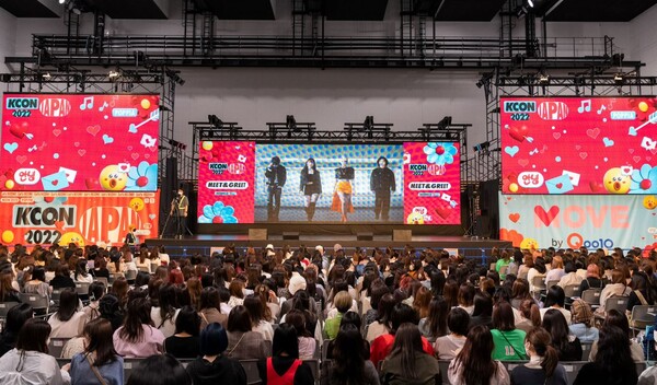 ▲ 팬미팅 행사인 '미트 앤드 그리트' 현장에서 '2030부산세계박람회' 프로젝트 그룹 'X4' 뮤직비디오가 상영되고 있다. 제공|CJ ENM