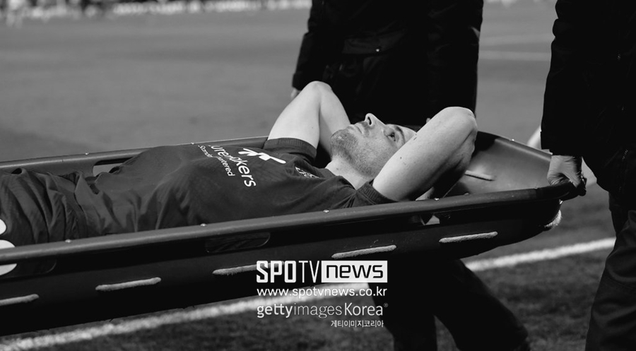 ▲ 맨체스터시티와 경기에서 부상 이후 들것에 실려 경기장을 떠나는 디오구 조타.
