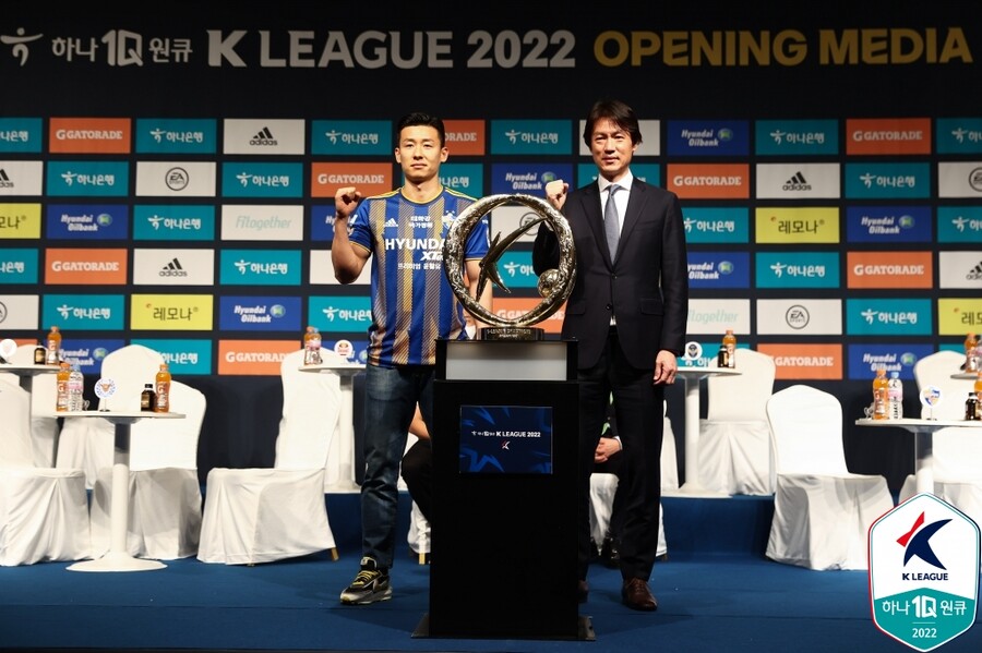 ▲ 김태환(왼쪽)이 K리그 우승 트로피를 드디어 안게됐다 ⓒ한국프로축구연맹