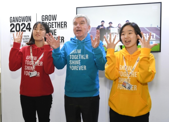 ▲ 2024 강원동계청소년올림픽 홍보에 나선 토마스 바흐 IOC 위원장(가운데) ⓒ대한체육회