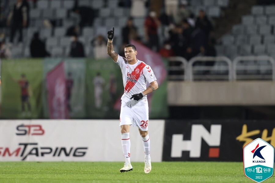 ▲ 티아고의 결승골로 부천FC 1995에 3-2로 승리한 경남FC  ⓒ한국프로축구연맹