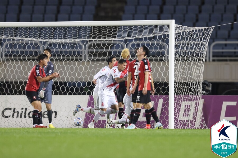 ▲ 티아고의 결승골로 부천FC 1995에 3-2로 승리한 경남FC  ⓒ한국프로축구연맹