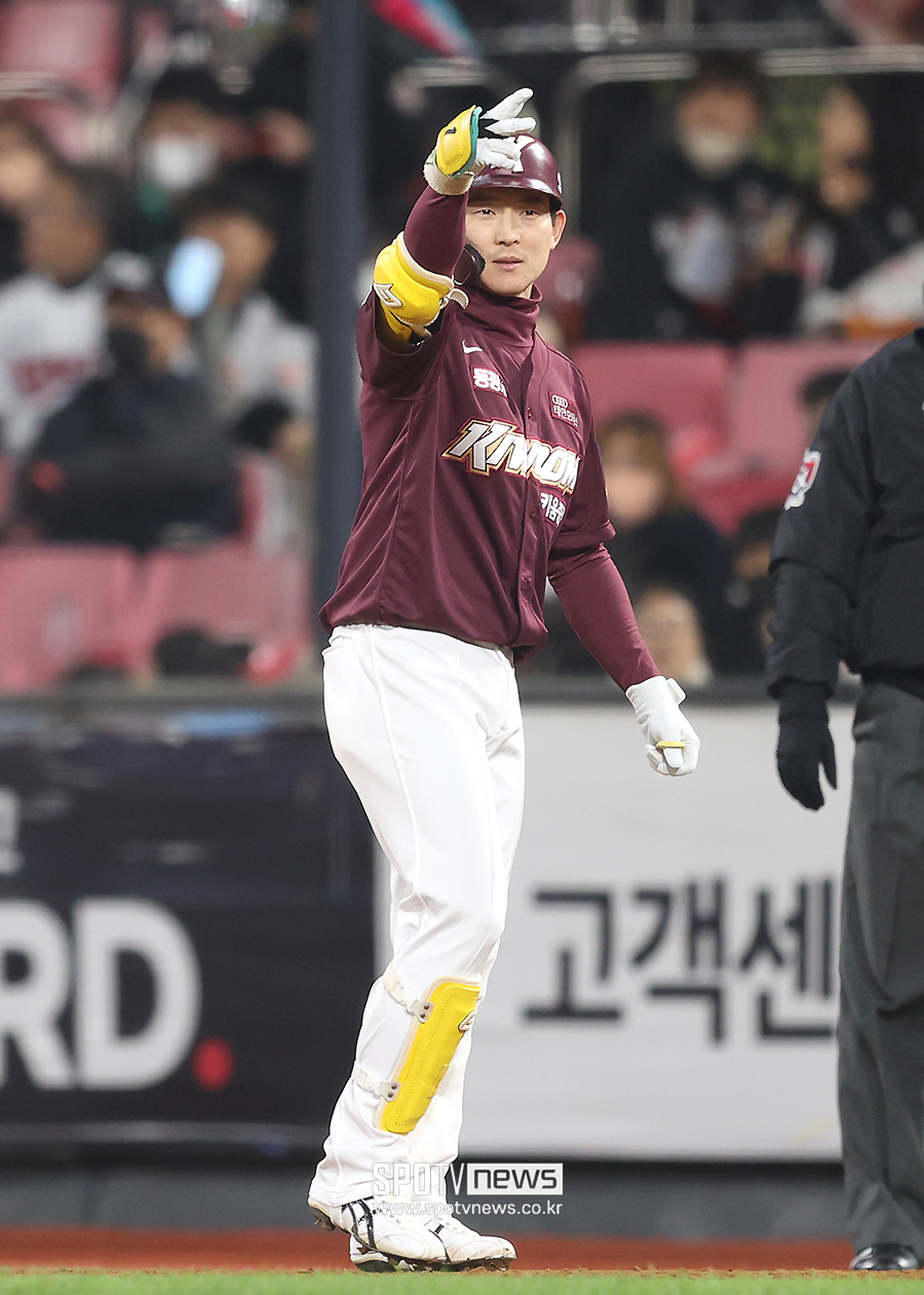 ▲ 멀티히트와 3타점으로 준플레이오프 3차전 승리를 이끈 키움 히어로즈 외야수 김준완. ⓒ곽혜미 기자