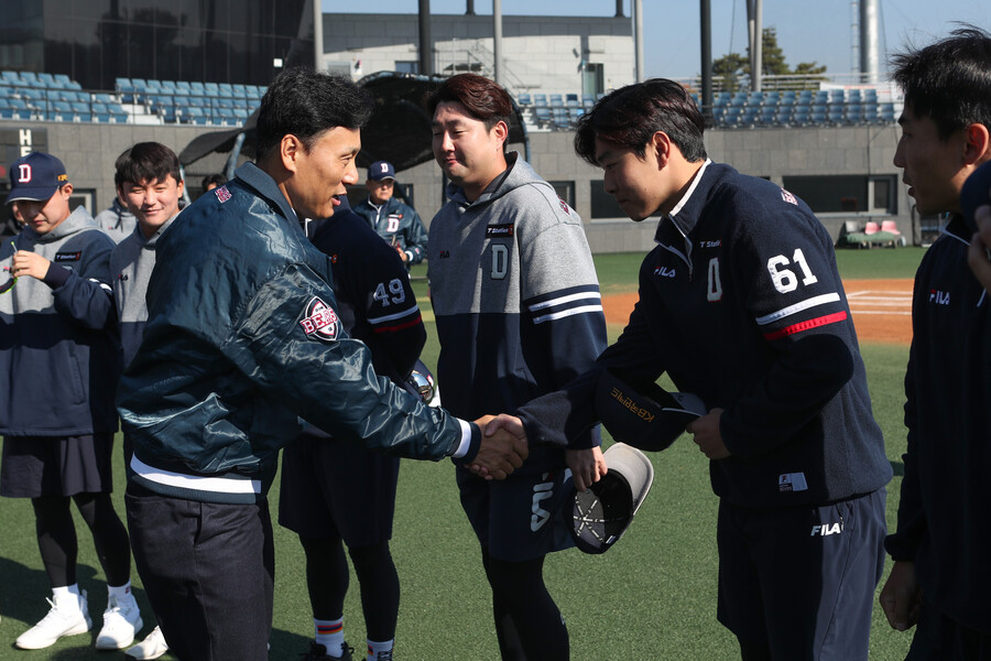 ▲ 두산 베어스 이승엽 감독(왼쪽)이 선수단과 인사를 나눴다. ⓒ 두산 베어스