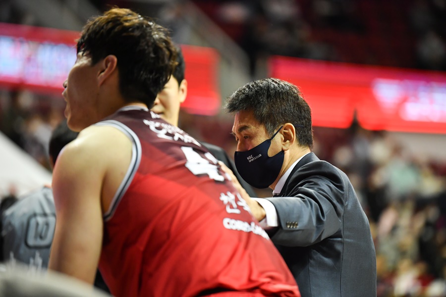 ▲ 김상식 감독(오른쪽)은 자신만의 리더십으로 안양 KGC를 이끌고 있다 ⓒ KBL