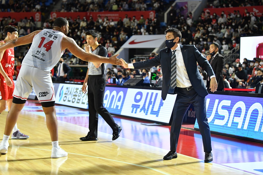 ▲ 김상식 감독(오른쪽)과 오마리 스펠맨(왼쪽) ⓒ KBL