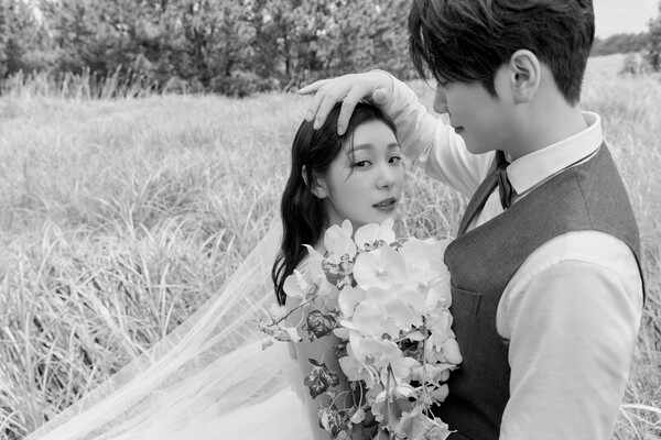 ♥김연아 머리 쓰다듬는 고우림…결혼 앞두고 로맨틱 웨딩화보 공개