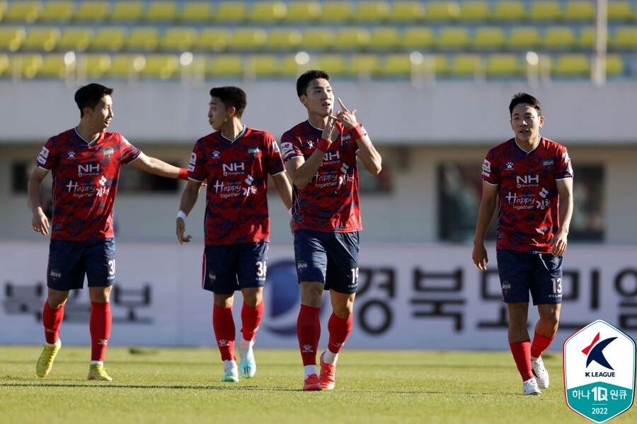 ▲ 수원 삼성이 김천 상무에 2-1로 이겼지만, 나란히 승강 플레이오프로 향하며 생존을 다투게 됐다. ⓒ한국프로축구연맹