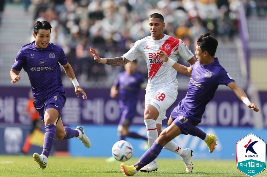 ▲ 경남FC는 정규리그 성적에서 밀리며 고배를 삼키게 됐다. ⓒ한국프로축구연맹
