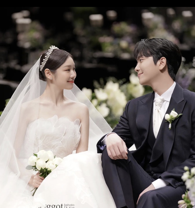 '고우림♥' 김연아, 이렇게 좋은데 3년 어떻게 숨겼지…직접 올린 '꿀 뚝뚝' 투샷