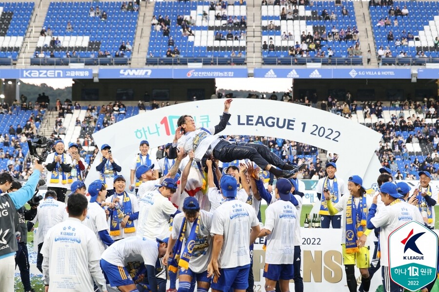 ▲ 울산 현대 홍명보 감독이 우승 확정 뒤에 헹가래를 받고 있다 ⓒ한국프로축구연맹