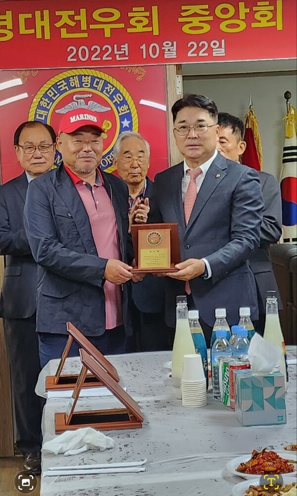 ▲ 해병대 중앙회 이상훈(오른쪽) 총재와 함께 선 김흥국. 제공|김흥국