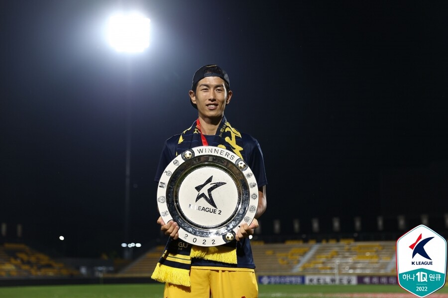 ▲ K리그1으로 승격한 광주FC가 각종 상을 독차지했다. 영플레이어상을 수상한 엄지성, 최우수선수(MVP) 안영규, 감독상 이정효 감독이 수상했다.(사진 위에서부터)   ⓒ한국프로축구연맹