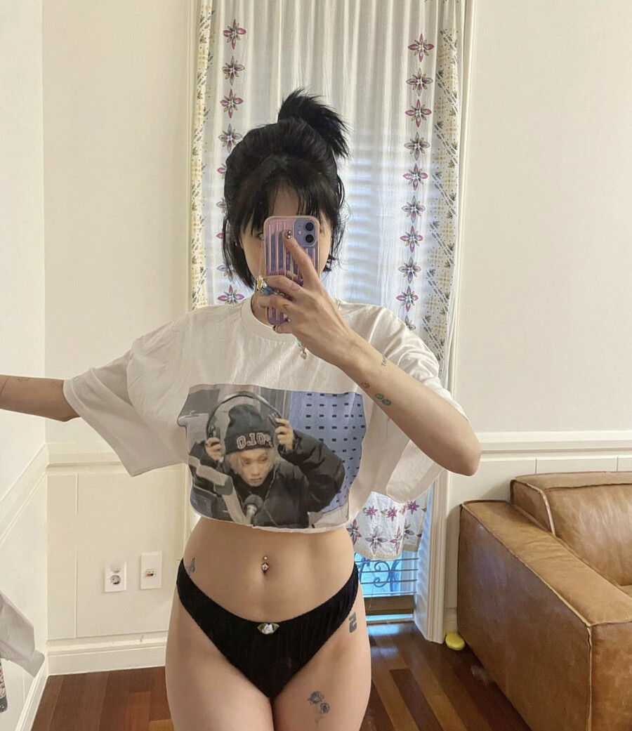 현아, ‘♥던’ 그려진 티셔츠에 달랑 속옷만…아슬아슬 파격 패션