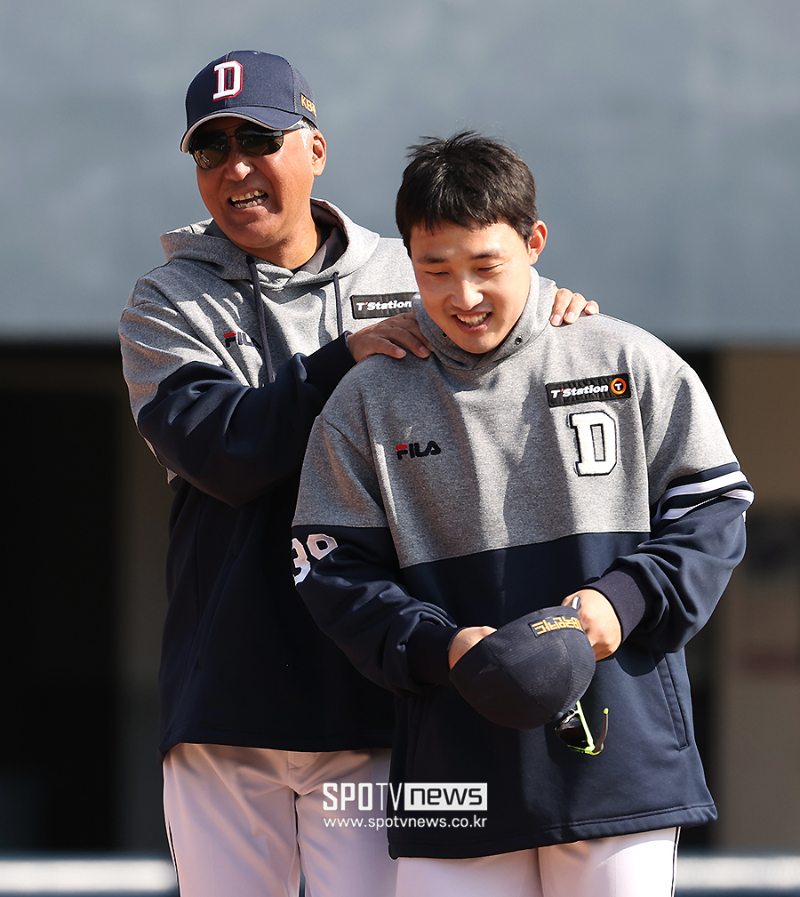 ▲ 두산 베어스 고토 고지 타격코치(왼쪽)와 김인태 ⓒ곽혜미 기자