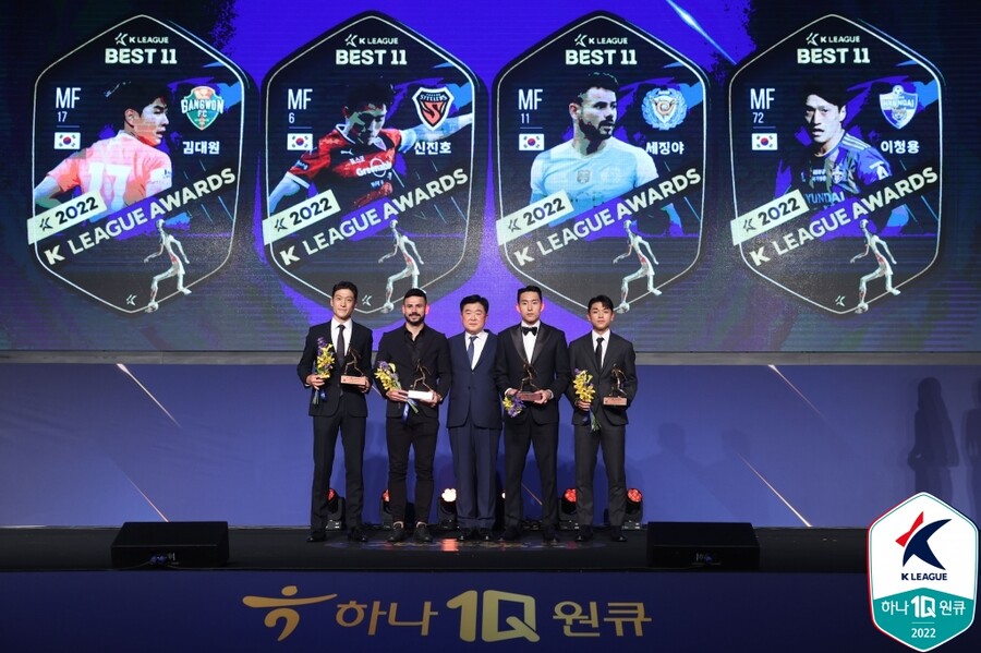 ▲ 베스트 11 미드필더 부문에 선정된 이청용, 세징야(대구), 신진호(포항), 김대원(강원). ⓒ한국프로축구연맹