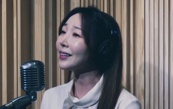 ▲ 새 싱글 '뉴욕 아리랑'을 녹음중인 정윤희. 제공|시앤올