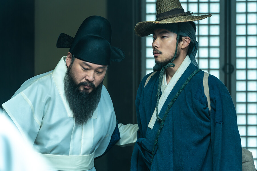 ​▲ 영화 '올빼미' 최무송(왼쪽), 류준열. 제공ㅣ배급사 NEW