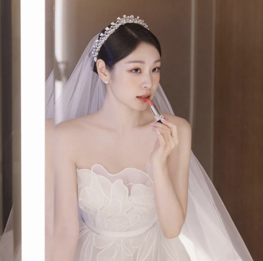 '연아퀸' 행복한가봐…김연아, 3일 연속 결혼사진 폭풍 공개