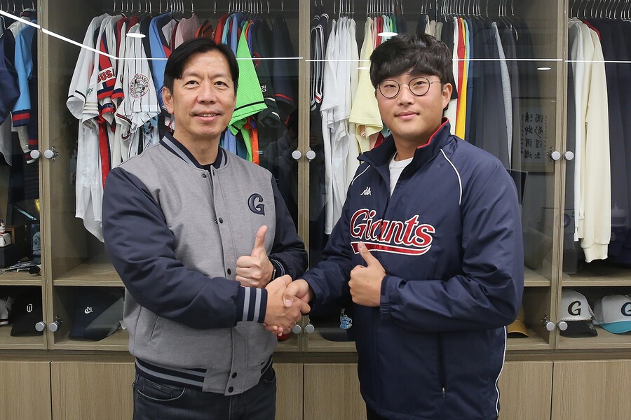 ▲롯데 자이언츠 박세웅(오른쪽)이 계약 체결 후 기념촬영을 하고 있다. ⓒ롯데 자이언츠