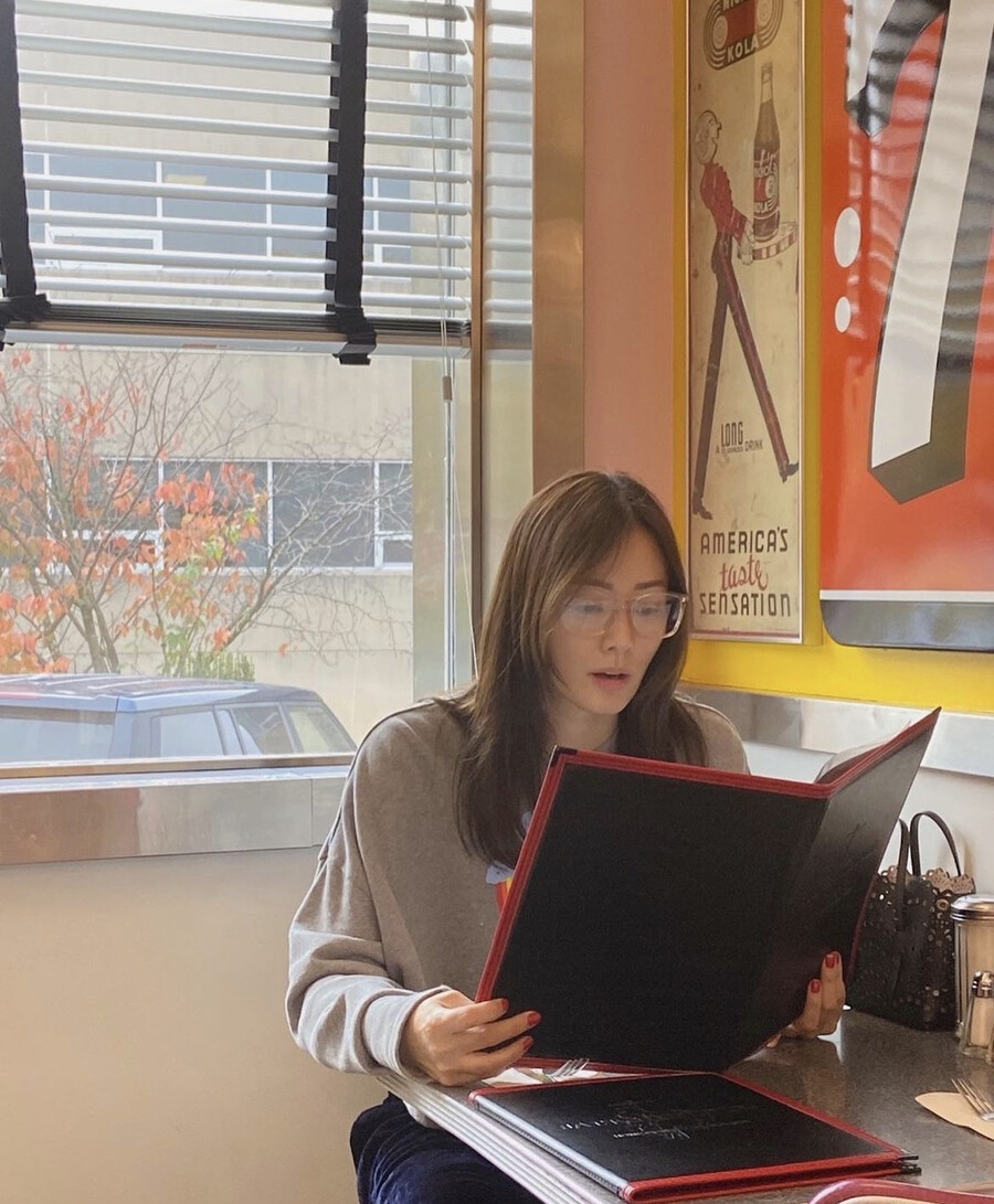 ‘권상우♥’ 손태영, 안경 하나 썼다고 이러기야…뉴욕 대학생 느낌