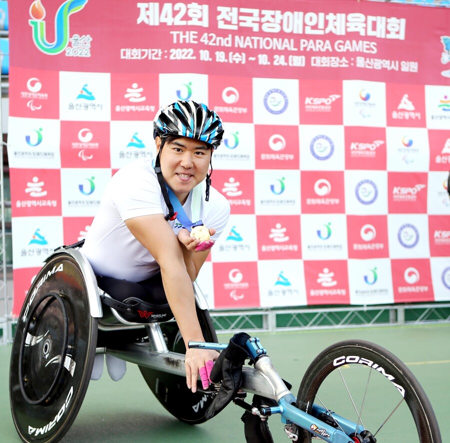 ▲ 울산광역시 일원에서 열린 제42회 전국장애인체육대회가 지난 24일 폐회식을 끝으로 6일간의 열전을 마쳤다. 육상 종목 3관왕에 오른 윤경찬이 대회 MVP에 이름을 올렸다. ⓒ 연합뉴스