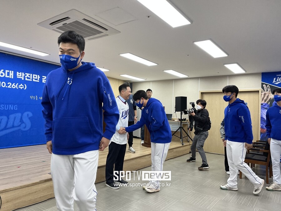 ▲ 취임식 후 선수단과 악수하고 있는 박진만 감독. ⓒ고유라 기자