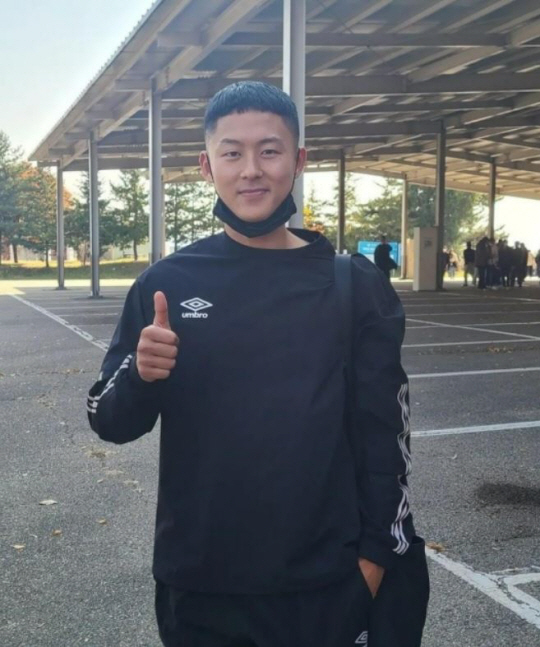 ▲ 기초 군사훈련을 위해 논산 육군훈련소에 입소한 이승우 ⓒ수원FC SNS 갈무리
