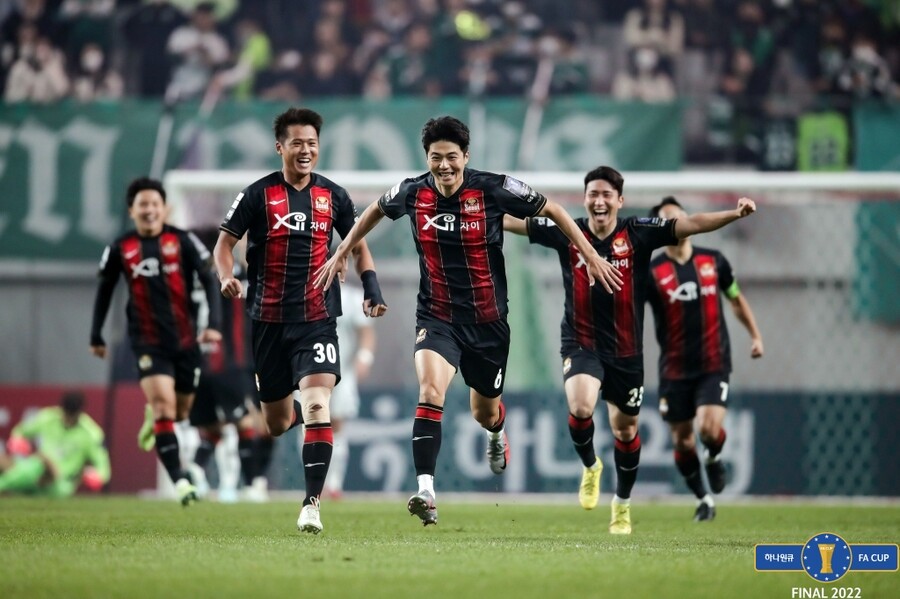▲ 골을 넣고 기뻐하는 기성용. ⓒ대한축구협회