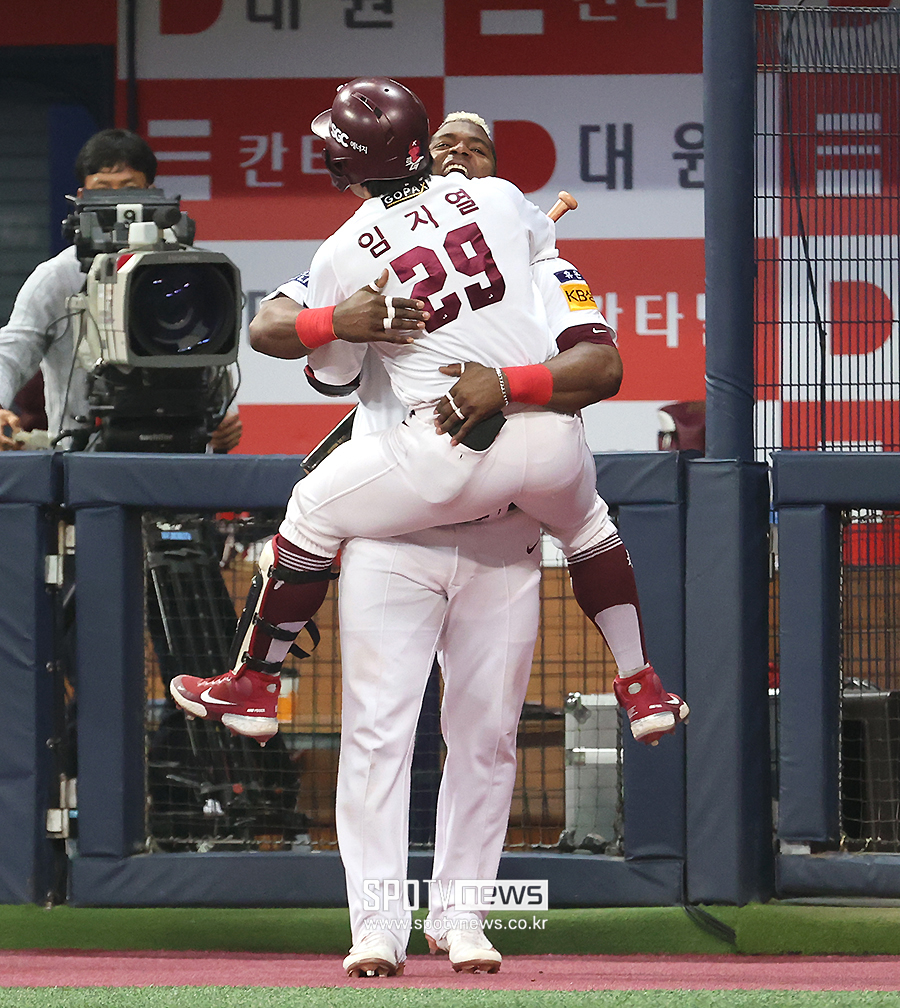 악동 푸이그의 진심 담긴 #WinForVin, 하늘에 바치는 승리