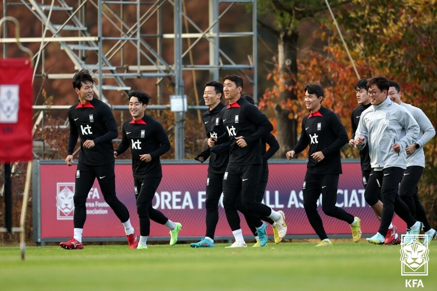 ▲ 미소와 함께 훈련 중인 김영권과 김태환 ⓒ대한축구협회